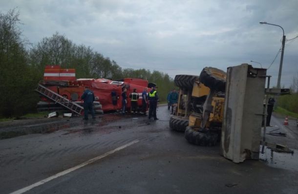 Пожарная машина и трактор перевернулись в ДТП на Вознесенском