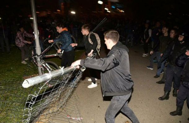 Защитников сквера в Екатеринбурге массово задерживает ОМОН