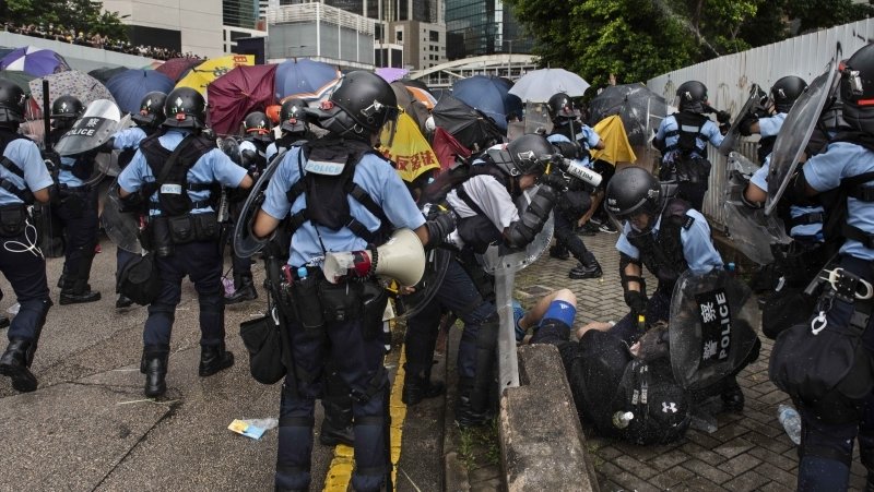 Протестующие в Гонконге собираются у штаб-квартиры полиции