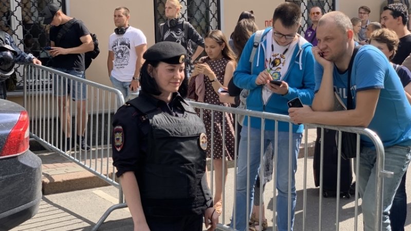 Оппозиционная тусовка на незаконном митинге в Москве состоит из приезжих и журналистов