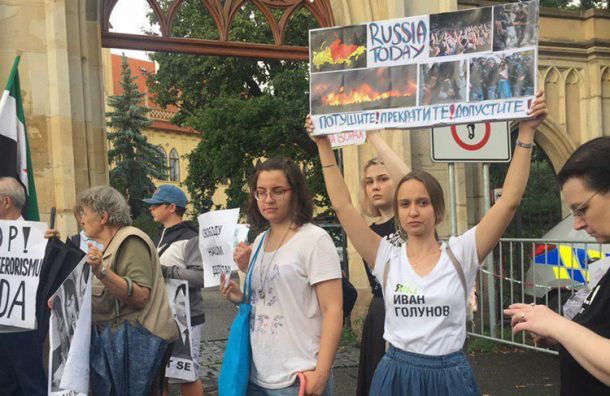 Россияне устроили митинг у посольства страны в Праге