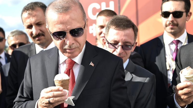 Продавщица мороженого рассказала о второй встрече с Путиным на МАКС