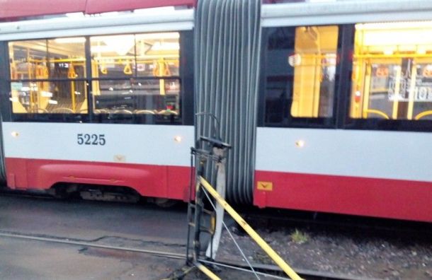 Трамвай потерял токоприемник на проспекте Испытателей