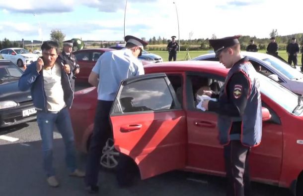 Полицейские проверили в аэропорту Пулково работу таксистов-мигрантов
