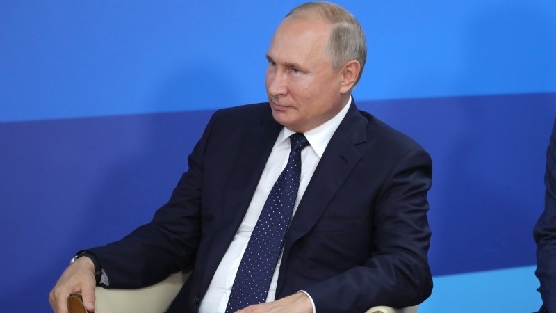 Путин сократил трудовой стаж для получения российского паспорта