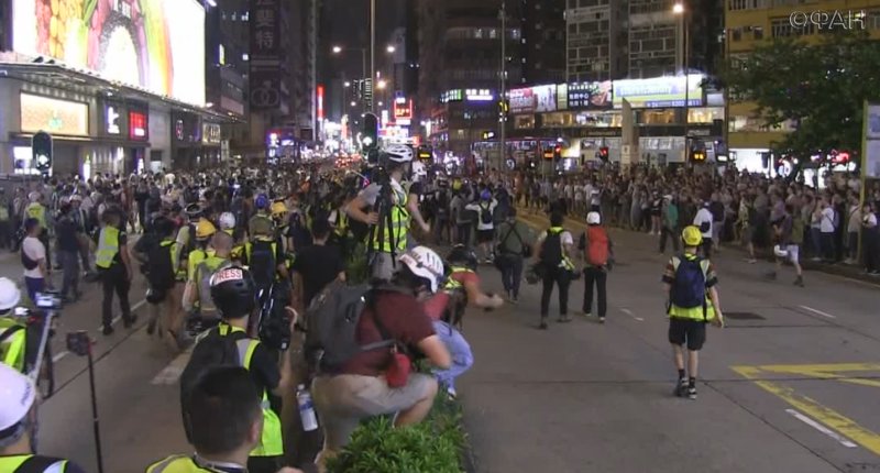 Полиция Гонконга защитила станцию метро Prince Edward гранатами со слезгонкой
