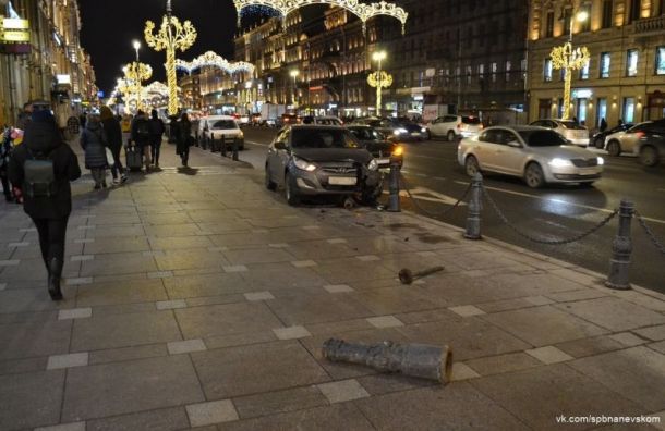 После столкновения на Невском Hyundai вылетел на тротуар