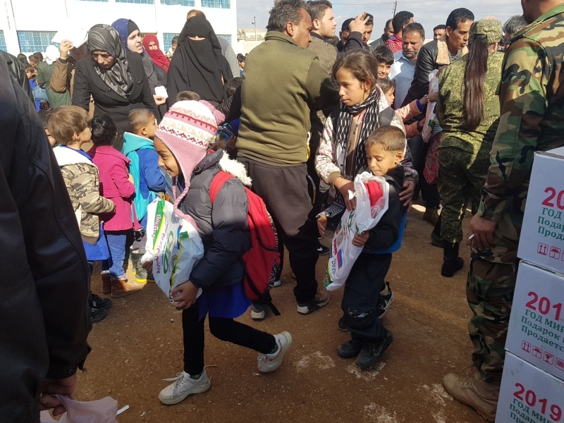 Российские офицеры привезли гуманитарную помощь жителям сирийской провинции Даръа