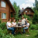 Россияне массово переезжают из городских квартир на дачи на лето